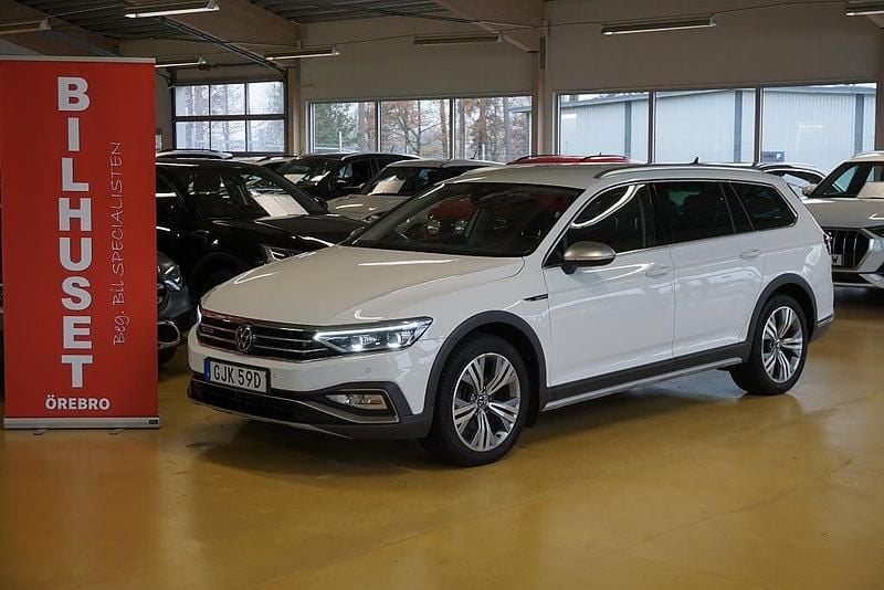 Vit Begagnad 2022 VW Passat Alltrack Kombi | 289 000 kr (Bra pris) - Bild 1/4