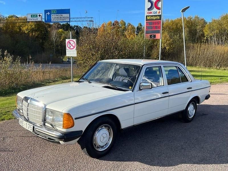 Vit Begagnad 1985 Mercedes 200 Sedan | 69 999 kr - Bild 1/4