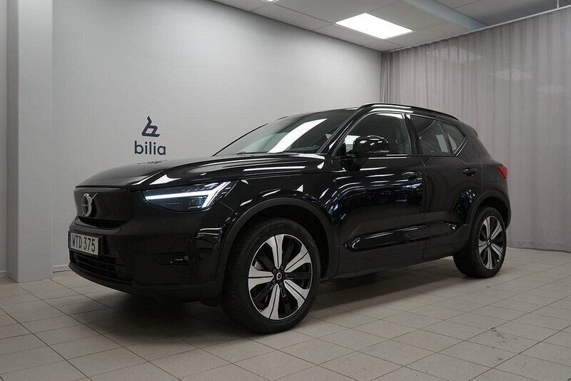 Svart Begagnad 2022 Volvo XC40 Plus SUV | 389 900 kr - Bild 1/3