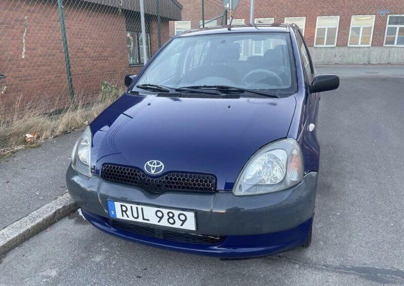 Blå Begagnad 2000 Toyota Yaris Halvkombi | 15 000 kr (Marknadspris) - Bild 1/4