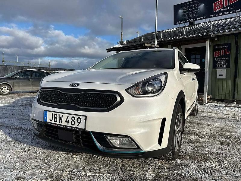 Vit Begagnad 2017 Kia Niro Advance SUV | 132 900 kr (Marknadspris) - Bild 1/4