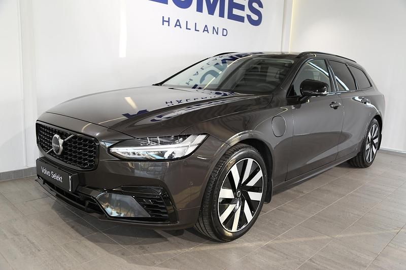 Grå Begagnad 2025 Volvo V90 Plus Kombi | 489 500 kr (Marknadspris) - Bild 1/4