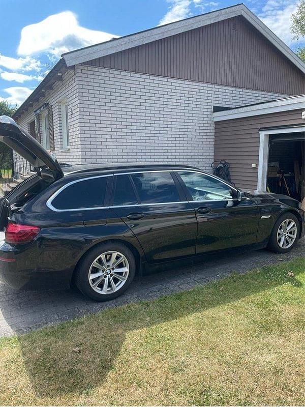Svart Begagnad 2016 BMW 520 Kombi | 150 000 kr (Marknadspris) - Bild 1/4