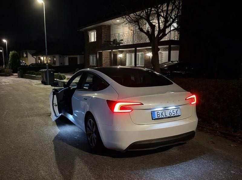 Vit Begagnad 2024 Tesla Model 3 Standard Range Sedan | 399 000 kr (Dyr) - Bild 1/2