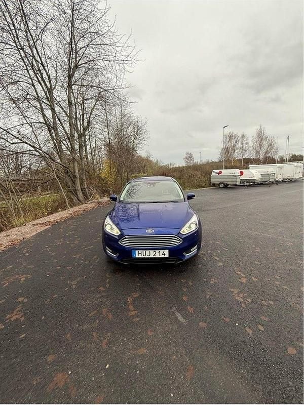Blå Begagnad 2016 Ford Focus Titanium Kombi | 125 000 kr (Dyr) - Bild 1/4