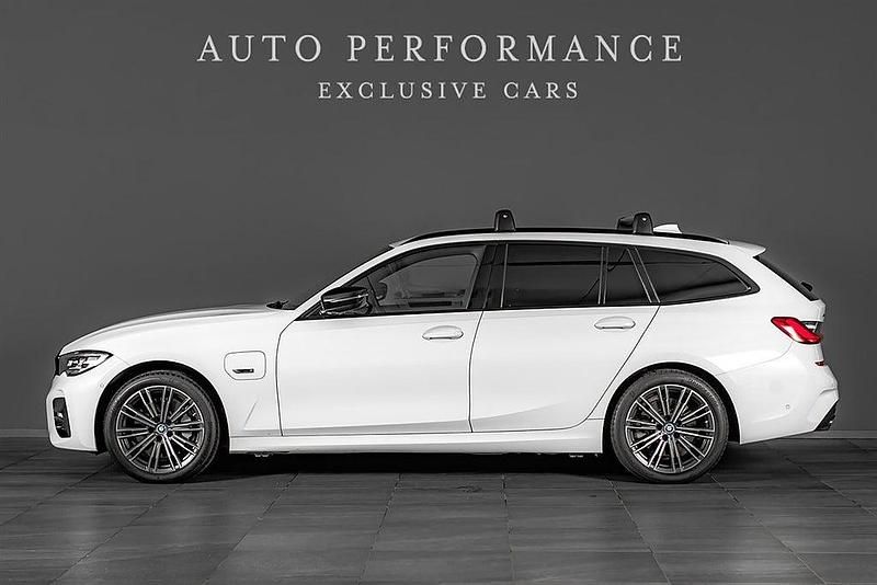 Begagnad BMW 330e M Sport 292 HK (214 kW) 2022 Alpinvit metallic Kombi