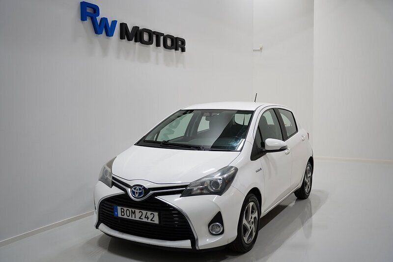 Vit Begagnad 2014 Toyota Yaris Hybrid Active Halvkombi | 84 800 kr (Marknadspris) - Bild 1/4