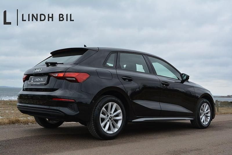 Svart Begagnad 2022 Audi A3 Sportback Comfort Halvkombi | 264 900 kr (Marknadspris) - Bild 1/3