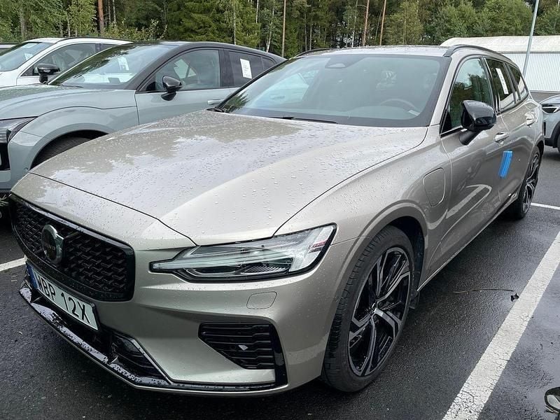 Ljusgrå (grå) Begagnad 2024 Volvo V60 Plus Kombi | 484 800 kr (Marknadspris) - Bild 1/4