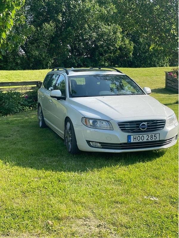Vit Begagnad 2015 Volvo V70 Momentum Kombi | 110 000 kr (Marknadspris) - Bild 1/4