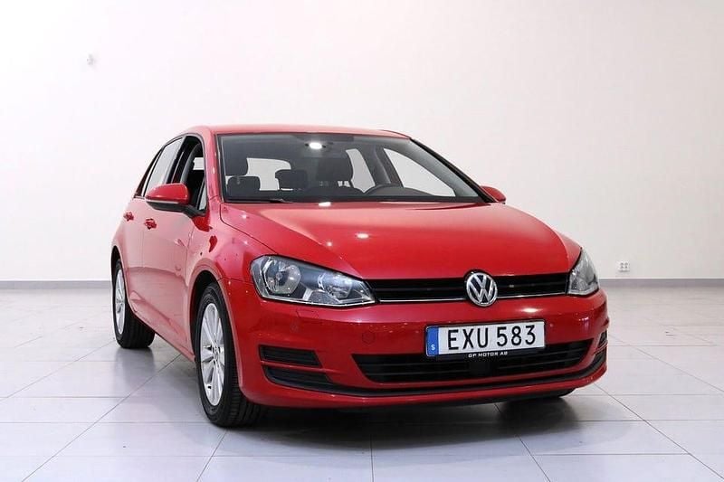Röd Begagnad 2015 VW Golf VII Halvkombi | 69 900 kr (Superpris) - Bild 1/4
