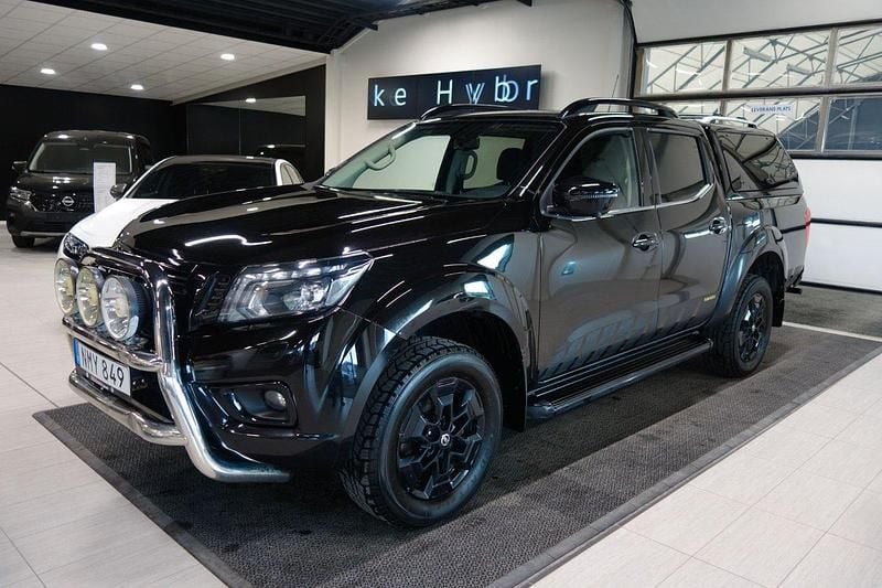 Svart Begagnad 2019 Nissan Navara N-Guard Pickup | 273 750 kr (Marknadspris) - Bild 1/4