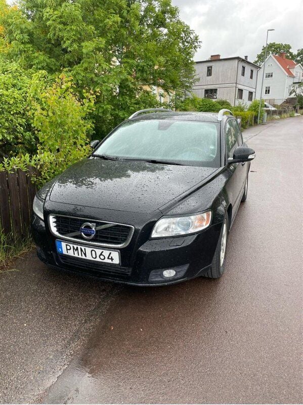 Svart Begagnad 2012 Volvo V50 Momentum Kombi | 35 000 kr (Marknadspris) - Bild 1/4