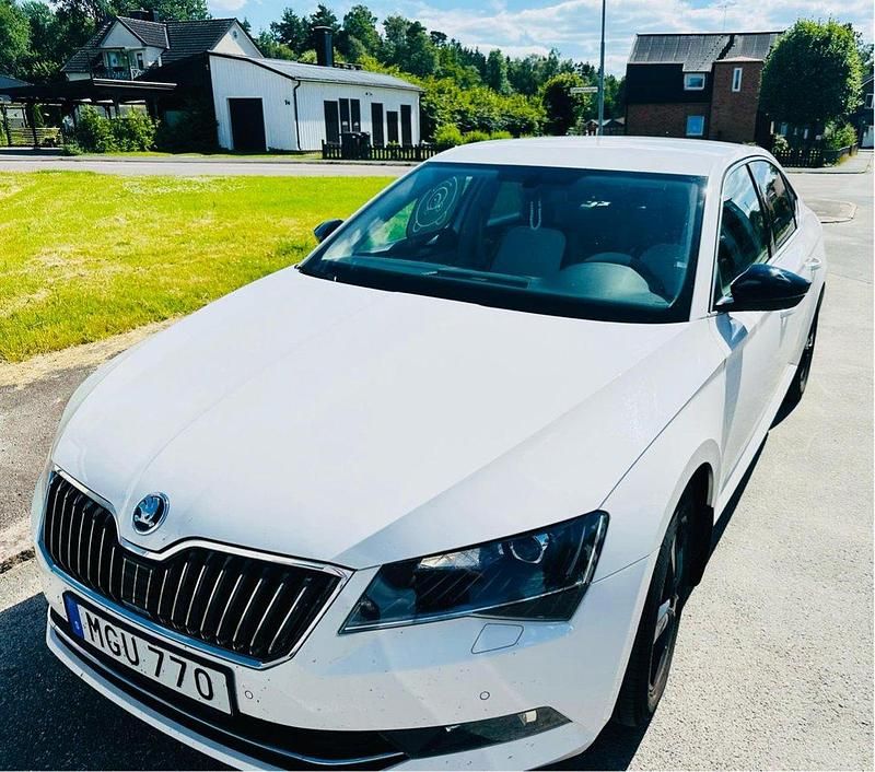 Vit Begagnad 2016 Skoda Superb Style Halvkombi | 142 000 kr (Superpris) - Bild 1/4