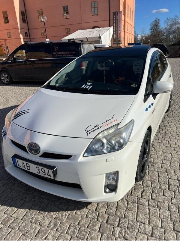 Vit Begagnad 2010 Toyota Prius Halvkombi | 105 000 kr (Marknadspris) - Bild 1/4