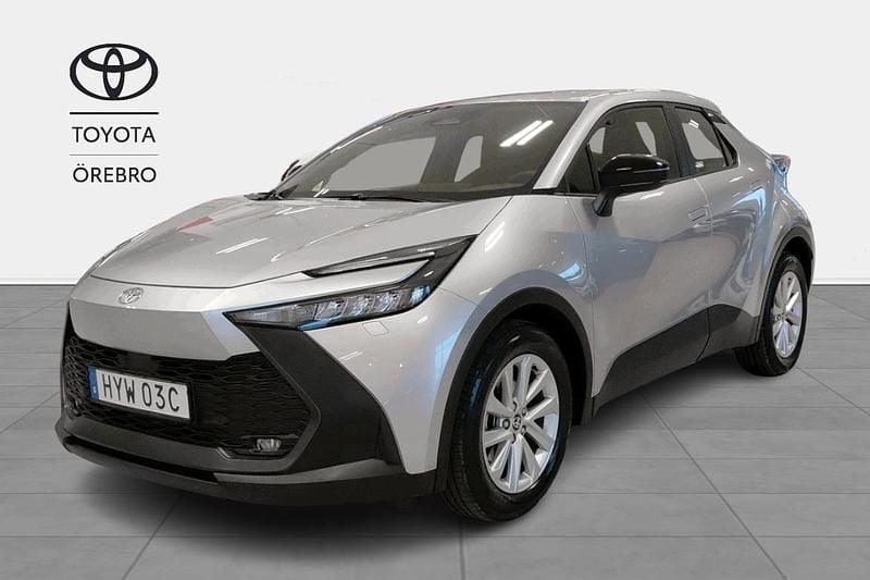 Silver Begagnad 2025 Toyota C-HR Active SUV | 299 900 kr (Superpris) - Bild 1/4