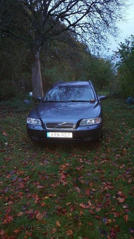 Grå Begagnad 2006 Volvo V70 Kinetic Kombi | 17 000 kr (Marknadspris) - Bild 1/4