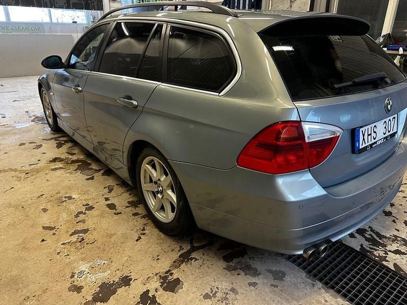 Begagnad BMW 325 218 HK (160 kW) 2006 Kombi