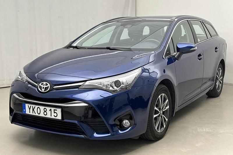 Mörkblå Begagnad 2017 Toyota Avensis Kombi | 204 800 kr (Marknadspris) - Bild 1/4