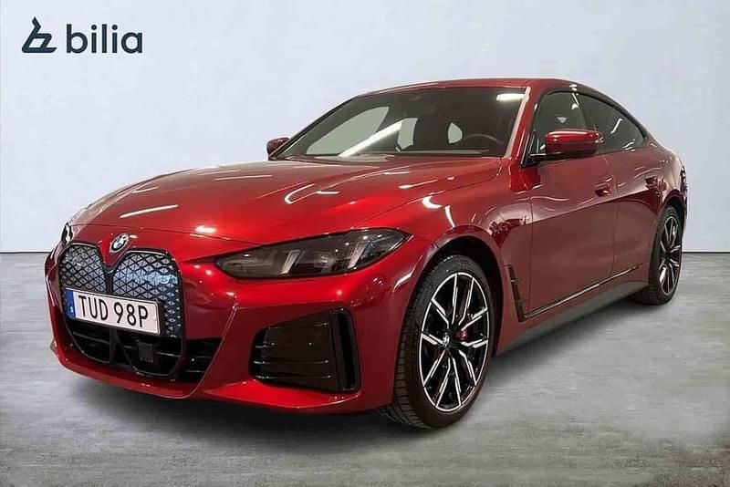 Röd Begagnad 2024 BMW i4 M Sport Sedan | 629 900 kr - Bild 1/1