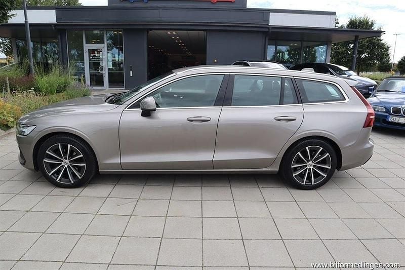 Grå samma som bilen Begagnad 2020 Volvo V60 Momentum Kombi | 219 900 kr (Marknadspris) - Bild 1/4