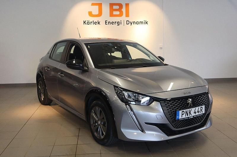 Grå Begagnad 2022 Peugeot e-208 Active Halvkombi | 184 900 kr (Marknadspris) - Bild 1/4