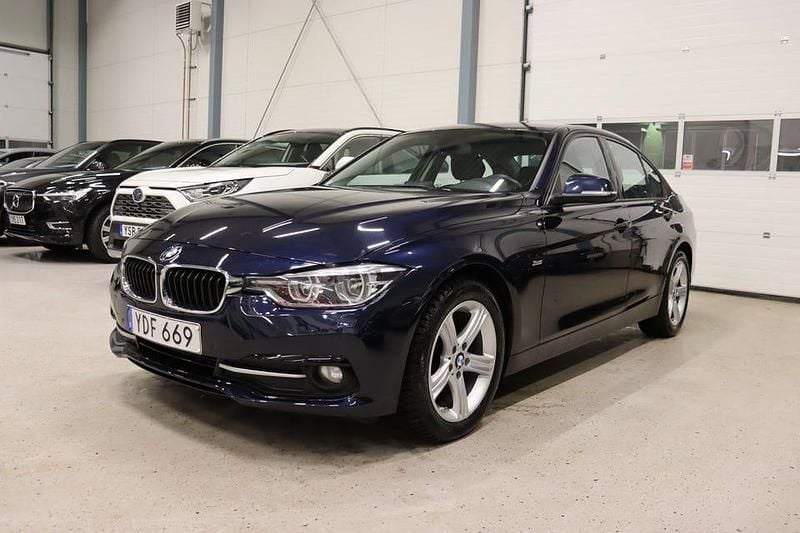 Blå Begagnad 2016 BMW 318 Sport Line Sedan | 169 900 kr (Bra pris) - Bild 1/4