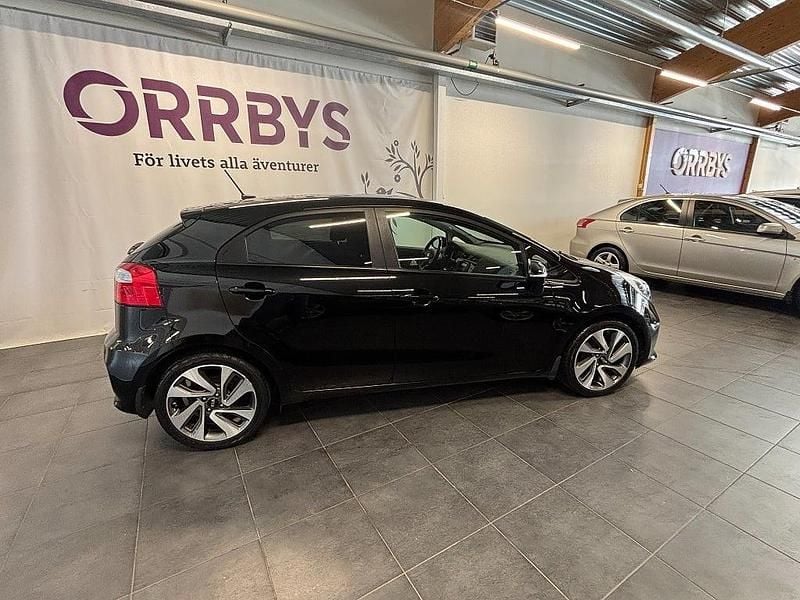 Begagnad Kia Rio 84 HK (61 kW) 2015 Svart Halvkombi
