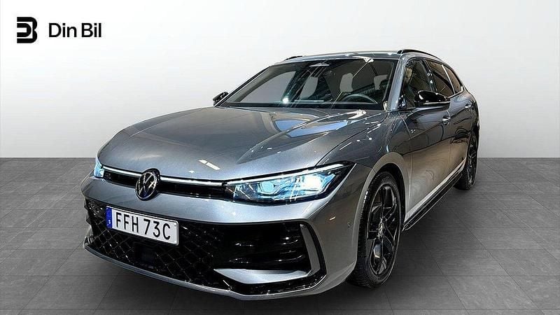 Mörkgrå Begagnad 2024 VW Passat R-line Kombi | 459 900 kr - Bild 1/4
