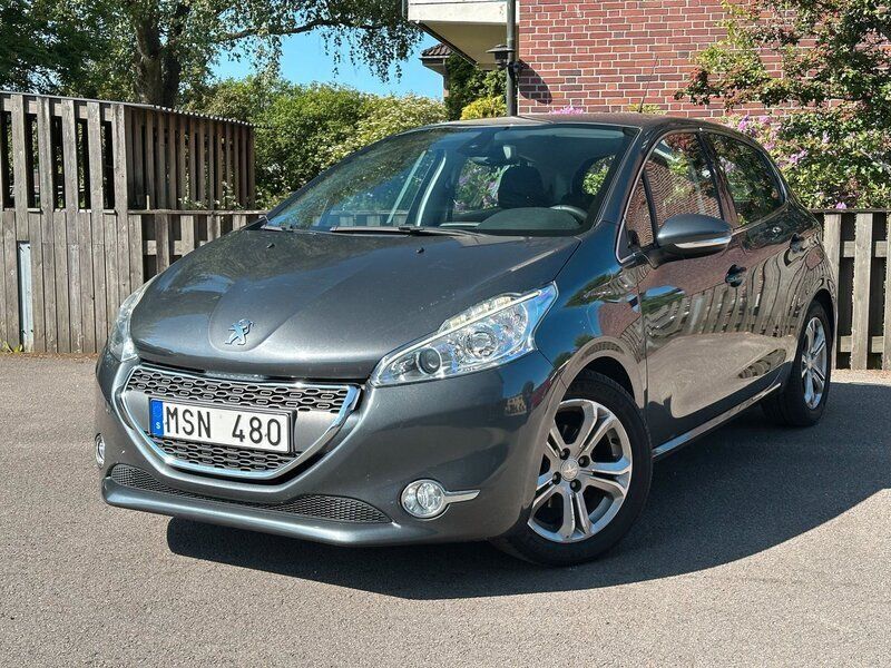 Mörkgrå Begagnad 2012 Peugeot 208 Halvkombi | 59 700 kr (Marknadspris) - Bild 1/4