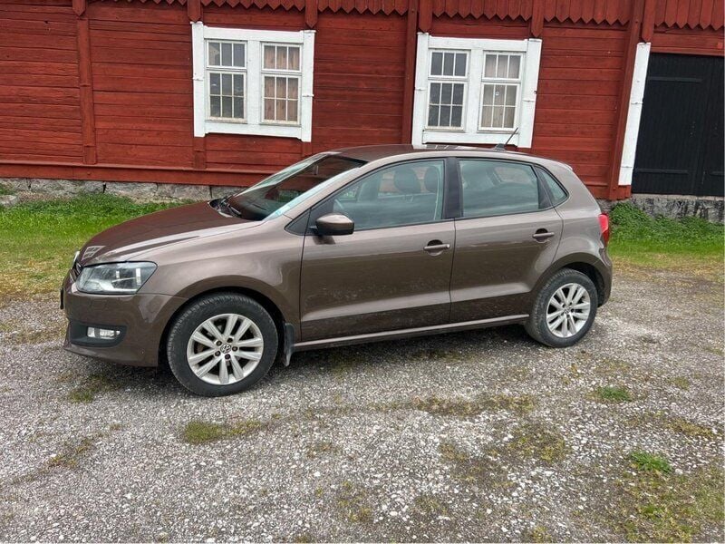 Brun Begagnad 2013 VW Polo Halvkombi | 55 000 kr (Marknadspris) - Bild 1/4