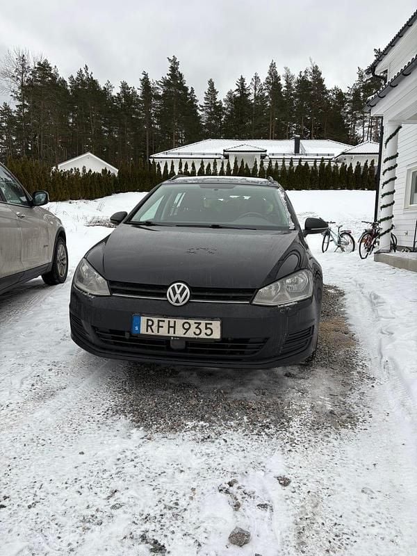 Svart metallic Begagnad 2017 VW Golf VII Kombi | 112 000 kr (Bra pris) - Bild 1/4