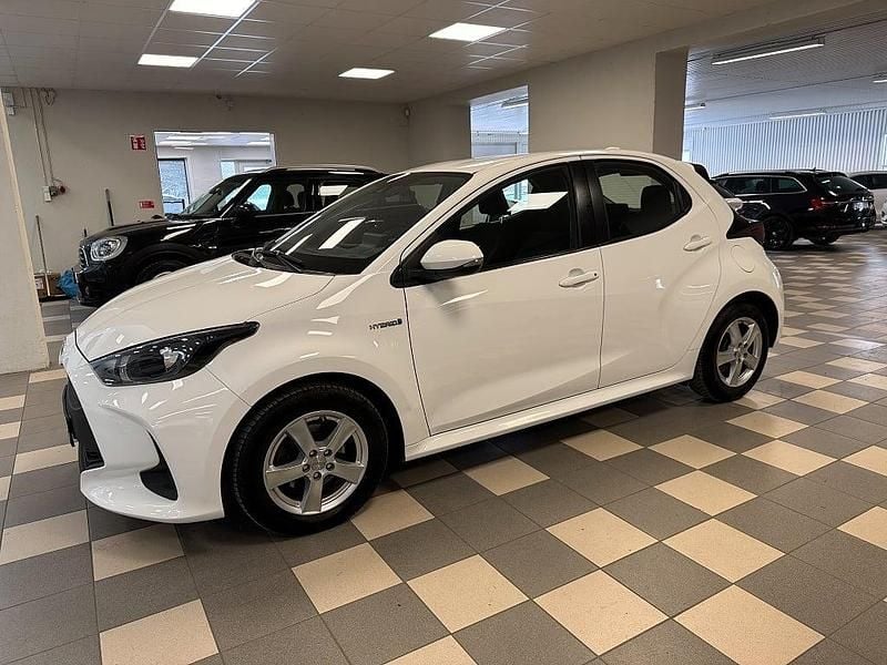 Begagnad Toyota Yaris Hybrid Active 116 HK (85 kW) 2021 Vit Halvkombi