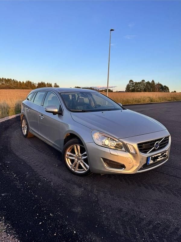 Begagnad 2012 Volvo V60 Summum Kombi | 99 000 kr (Bra pris) - Bild 1/4