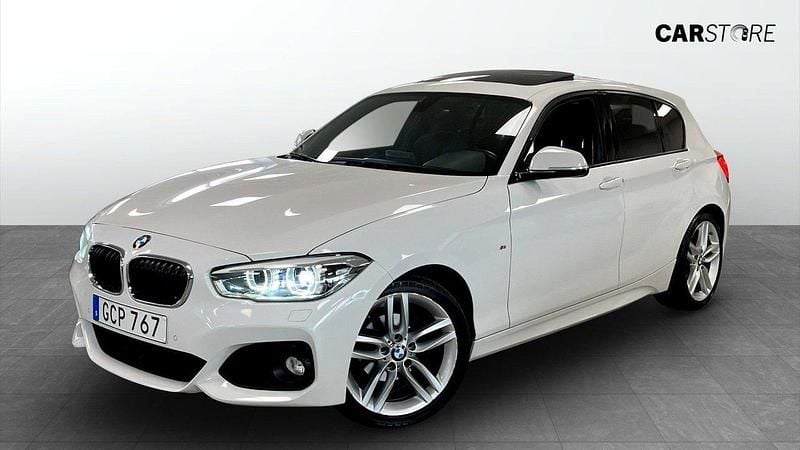 Vit Begagnad 2016 BMW 118 M Sport Halvkombi | 149 900 kr (Marknadspris) - Bild 1/4
