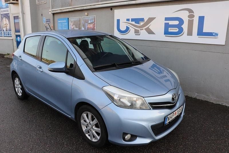 Ljusblå Begagnad 2013 Toyota Yaris Active Halvkombi | 54 900 kr (Marknadspris) - Bild 1/4