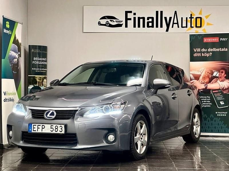 Grå Begagnad 2011 Lexus CT200h Executive Line Halvkombi | 98 900 kr (Marknadspris) - Bild 1/3