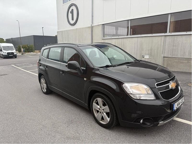 Svart Begagnad 2011 Chevrolet Orlando Minibuss | 51 900 kr - Bild 1/4
