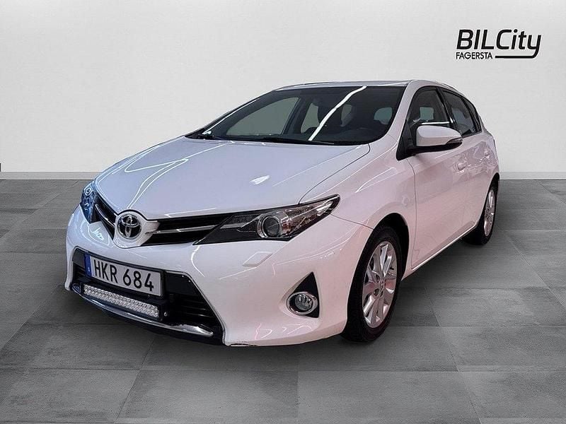 Vit Begagnad 2014 Toyota Auris Active Halvkombi | 99 900 kr (Bra pris) - Bild 1/4