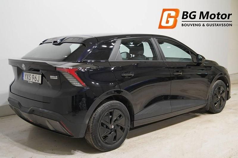 Begagnad MG MG4 EV 125 kW (170 HK) 2023 Svart Halvkombi