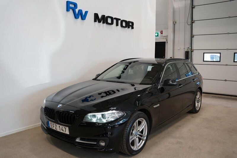 Svart Begagnad 2016 BMW 520 Comfort Edition Kombi | 154 900 kr (Marknadspris) - Bild 1/4