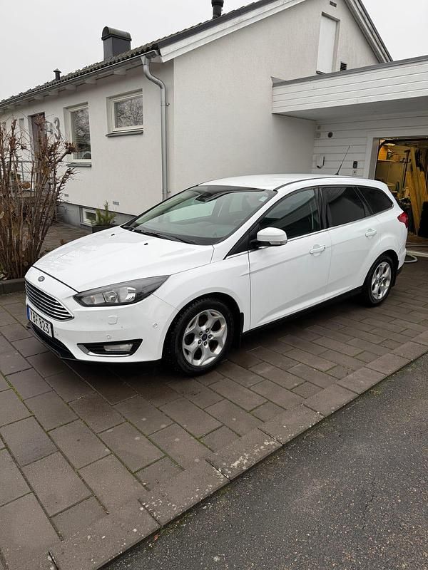 Begagnad 2016 Ford Focus Titanium Kombi | 55 000 kr (Marknadspris) - Bild 1/4