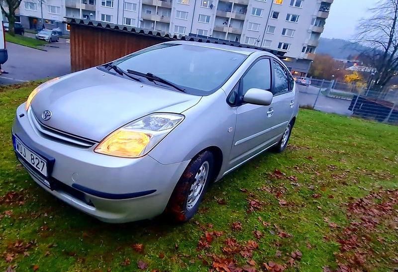 Begagnad 2004 Toyota Prius Halvkombi | 35 000 kr (Marknadspris) - Bild 1/4