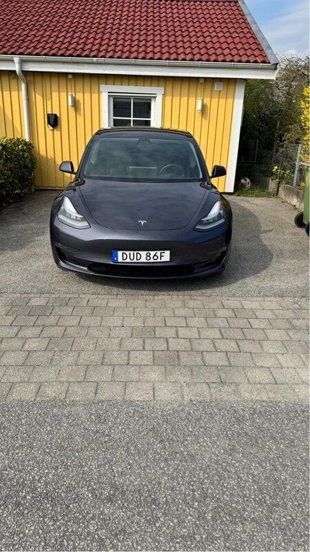 Grå Begagnad 2019 Tesla Model 3 Long Range Sedan | 229 900 kr (Bra pris) - Bild 1/4