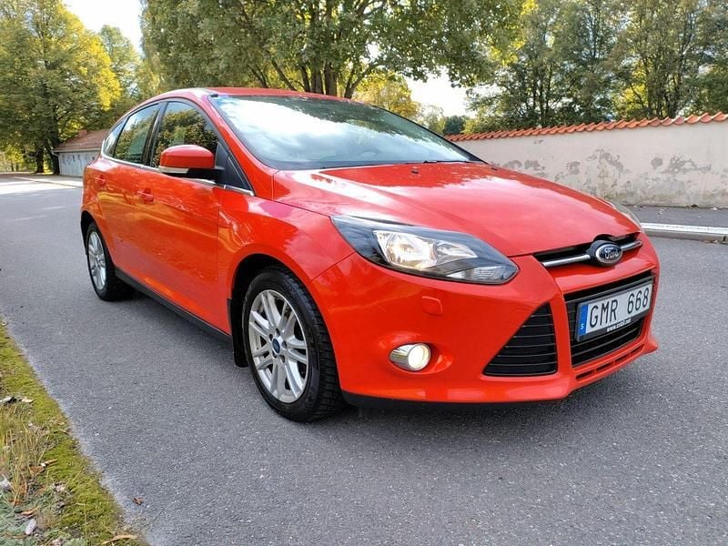 Röd Begagnad 2013 Ford Focus Titanium Halvkombi | 59 999 kr (Lite dyr) - Bild 1/4
