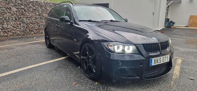 Svart Begagnad 2006 BMW 330 Comfort Edition Kombi | 76 000 kr (Marknadspris) - Bild 1/4