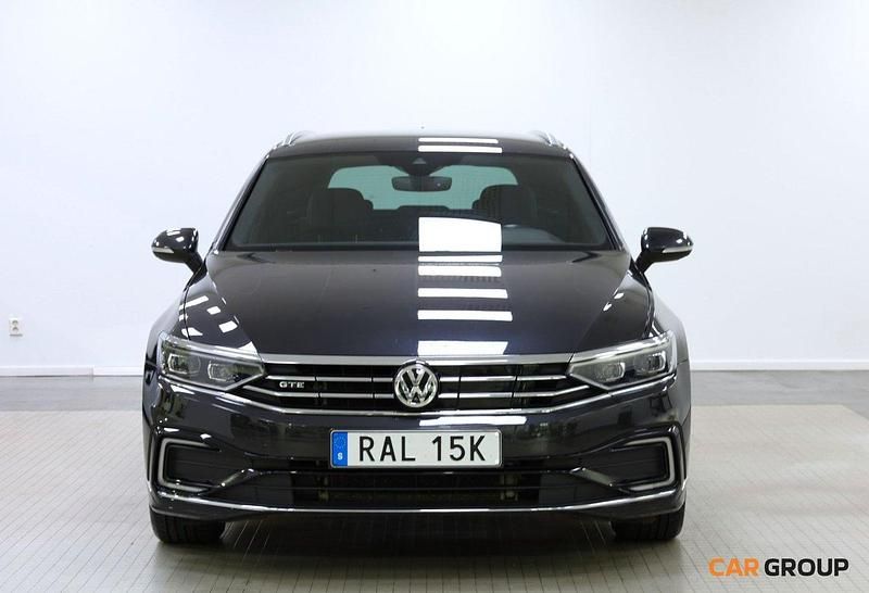 Mörkgrå (grå) Begagnad 2020 VW Passat GTE Kombi | 244 900 kr (Marknadspris) - Bild 1/4