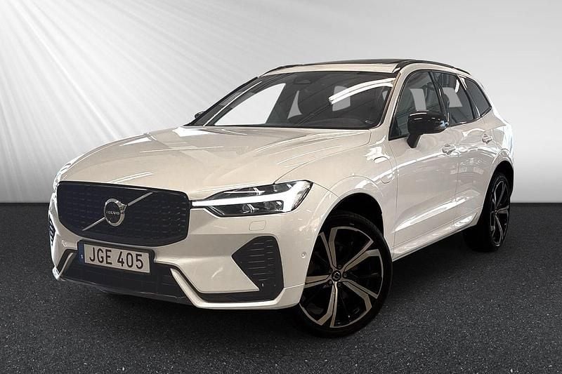 Vit Begagnad 2022 Volvo XC60 Plus SUV | 424 900 kr (Marknadspris) - Bild 1/4