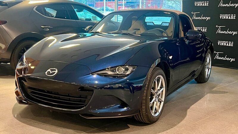 Blå (deep crystal blue metallic) Ny 2024 Mazda MX5 Kazari Cab | 356 800 kr (Marknadspris) - Bild 1/4