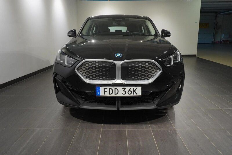 Svart (svart ii) Begagnad 2024 BMW iX2 Shadowline SUV | 498 800 kr (Superpris) - Bild 1/1